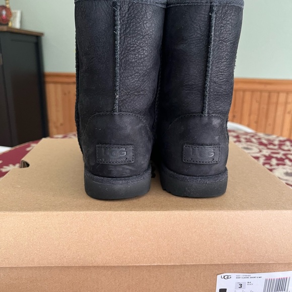 NWT NIB UGG Unisex Child Classic Short II Waterproof kids size 3 (black) - Picture 11 of 12